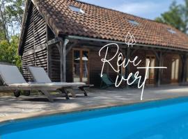 Gîte Rêve Vert with private pool and airco, hotel i Abjat