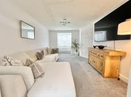 Contemporary 4-Bed home for Contractors & Families