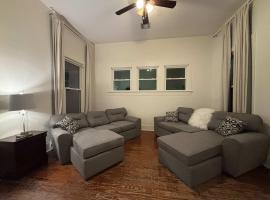 Modern Cajun Retreat Near Downtown, hotel v destinaci Lafayette