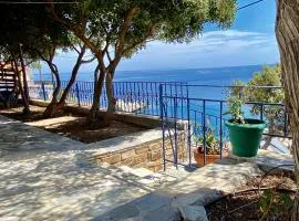 Πέτρινη αυλή, Αρμενιστης Ικαρια