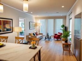 Modern Venice Beach Stay - Walk to Marina & Boardwalk, hotel in Los Angeles