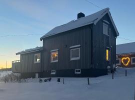 Koselig hus nær sjø og fjell, ξενοδοχείο σε Nord-Lenangen