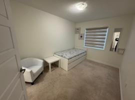 Fully furnished 3BR, 3WR entire two storey with unfinished basement- Ford Milton , ON Canada, hotel en Milton