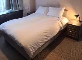 Comfortable London Home Private Bathroom and Kitchen Quick Heathrow Access