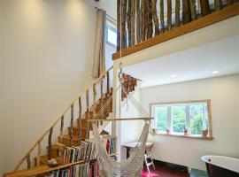 Lakefront Chalet - 3-BR Near Montréal，位于Brownsburg的乡村别墅