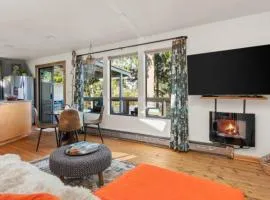 Cottage by the Lake-cozy &unique w beautiful views