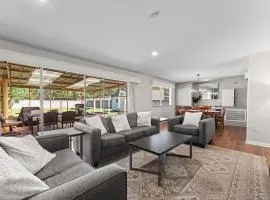 Rest & Play- Fire pit, Grill, PingPong- Walk 2 LSU