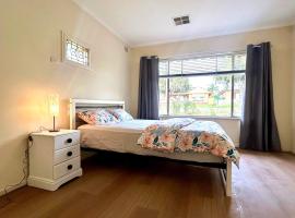 Spacious and Modern Guest House, hotel v destinaci Gilles Plains