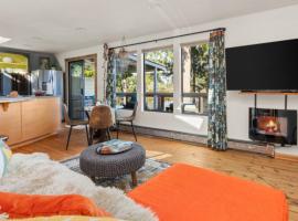 Cottage by the Lake-cozy &unique w beautiful views, ξενοδοχείο σε Lacey