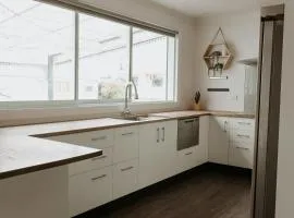 Marsden Manor - Spacious house with large pool