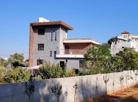 Pine Country Farm Stay, ξενοδοχείο σε Umm al Manābī‘