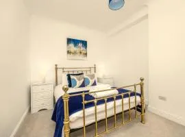 Spacious 2 Bed & 1 Bath - Close to Beach & City Centre