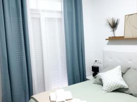 Bright Apartment AM, hotel i Bollullos par del Condado