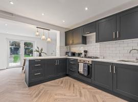 #88 Beautiful Bedworth 4 Bedroom Home with Parking, hotel i Bedworth