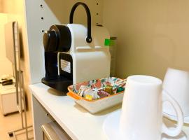 Unit 2H 81 Newport Boulevard Condominium Perfect for Layovers Across NAIA Terminal 3, hotel que acepta mascotas en Manila