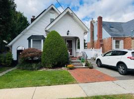 Beautiful 2 Bedroom Suite, ξενοδοχείο σε West Hempstead