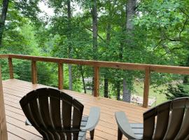 Lake Lanier Hideaway Waterfront with Game Room and Dock, hotel a Murrayville