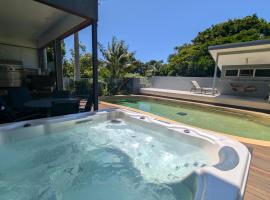 Phoenix Oasis, Family and Pet friendly, with private pool and spa, hotel v destinaci Port Macquarie