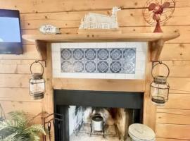 Cozy Rustic Cabin! 3 miles from the strip!, hotel din Branson