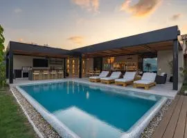 Serene Luxury - Private Pool Ocean View Cook