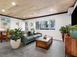 Renovated Beach Escape in Surfers, Surf at Your Door, Cavill a Short Stroll