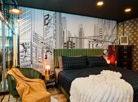 Mix mid-century modern by the Strip, Big TVs, King Bed, fast WiFi perfect for work or leisure