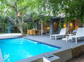 The Cabin Luxury Safari Villa, Private Pool, Hot tub, Outdoor Shower, Giraffe Tower, Free Standing Bath, Private Game Reserve, Romantic Getaway, Ultimate Bush Luxury