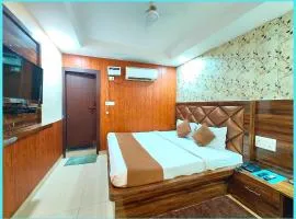 Banke Bihari Mandir The Shree Hit Radha Mohan Premium Hotel Near Mandir Shri Gopinath Ji - Free Wifi and Room Service - Fully Air conditioning Comfortable Room - Affordable Hotels at Prime Location