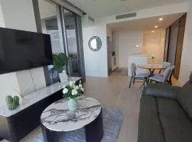 Luxury Riverfront Apartment level 38 Queen's Wharf Tower