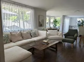 Close to beach & cafés with a quiet, fenced garden and flexible sleeping arrangements