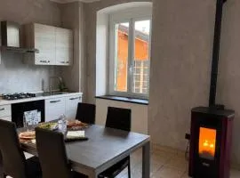 "Coccole nel borgo" 2min to outlet apartment with terrace