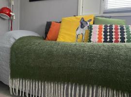 Huone kahdelle, oma sisäänkäynti ja pysäköinti, Hotel in Kajaani