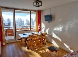 Le Thistle Blue - T2 au pied des pistes à Chamrousse- Skin in - Ski out - Idéal Séjours Famille ou Amis -Jusqu'à 5 personnes, hotel a Chamrousse