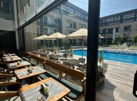 Peravi Suites At Embassy Gardens, ξενοδοχείο που δέχεται κατοικίδια σε Trofwi