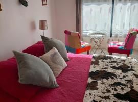 Alaric Lodge: gîte champêtre avec parking privé. โรงแรมในComigne