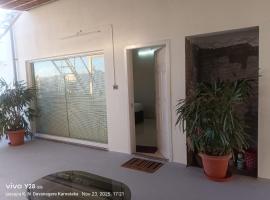 Aakruthi Homestay, ξενοδοχείο σε Davangere