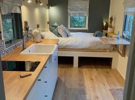 Cornwall Shepherds Hut - Hot Tub & Cosy Log Burner, hotel in Saint Day