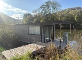Luxurious houseboat for up to 4 people