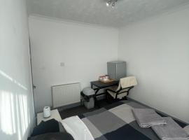 Bargain room minuites from train station, hotel in Pontypridd