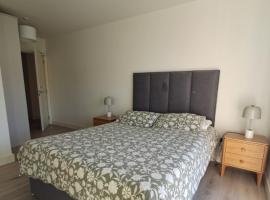 Modern Ensuite King Bedroom in Sandyford, hotel u gradu Sandyford