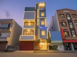 FabHotel Yellow Leaf