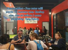 Vangvieng Rock Backpacker Rooftop Hostel, hôtel à Vang Vieng