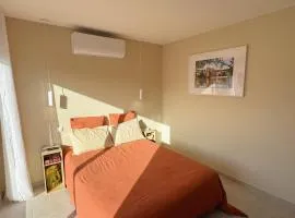 Chambre climatisée et salle de bain privatives, parking