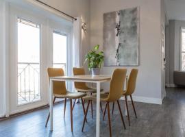 Prime Location! - Modern 2BR Apts Right Next to Wrigley Field & Transit!, апартаменты/квартира в Чикаго