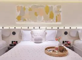 Great Location Design Studio Downtown with AC