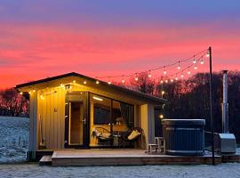 Privatus romanti&scaron;kas namelis dviems prie vandens &Scaron;ilalės rajone, acomoda&ccedil;&atilde;o com cozinha em Dirkintai