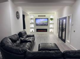 Luxury home 5 bedroom 3 bathroom games room parking, hotel i Risca
