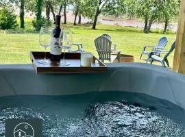 Whispering Oak- Lakefront Cabin Retreat, hotell sihtkohas Madill