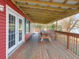 Spacious Family Winter Retreat on Oneida Lake!