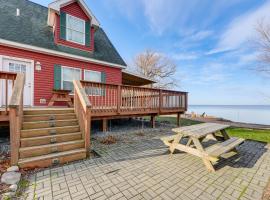 Private Beach & Sport Court! Home on Oneida Lake, Hotel in Canastota